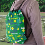 Mochila Deportes de tenis nombre de costumbre azul blanco<br><div class="desc">Baloncesto deportivo de tenis y racquet en una bolsa de nombres personalizada de fondo verde. Esta bolsa de estampado con motivos deportivos tipográficos tiene pelotas de tenis y raquetas golpeando las pelotas. En la cancha verde, azul oscuro, cian, pelota de tenis amarillo verde y blanco. Este divertido diseño deportivo se...</div>