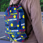 Mochila Deportes de tenis nombre de costumbre rojo azul bl<br><div class="desc">Baloncesto deportivo de tenis y racquet en una bolsa de nombres personalizada de fondo azul. Esta bolsa de estampado con motivos deportivos tipográficos tiene pelotas de tenis y raquetas golpeando las pelotas. En azul cancha, bola de tenis amarilla verde, roja, negra y blanca. Este divertido diseño deportivo se puede personalizar...</div>