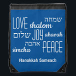 Mochila Hanukkah azul hebreo<br><div class="desc">Bolsa HANUKKAH Drawstring con LOVE JOY PEACE que incluye traducciones en hebreo en tipografía negra con fondo AZUL TEKHELET. El texto es PERSONALIZABLE, en funda se desea cambiar cualquier cosa. FELIZ HANUKKAH también es personalizable, así que puedes reemplazarlo con un nombre o iniciales. Parte de la colección HANUKKAH. Los elementos...</div>