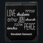 Mochila Hanukkah hebreo negro<br><div class="desc">Elegante bolsa de hilo de HANUKKAH con LOVE JOY PEACE, incluyendo traducciones en hebreo en tipografía negra con un RICO fondo NEGRO. El texto es PERSONALIZABLE, en funda se desea cambiar cualquier cosa. FELIZ HANUKKAH también es personalizable, así que puedes reemplazarlo con un nombre o iniciales. Parte de la colección...</div>