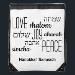 Mochila Hanukkah Sameach<br><div class="desc">HANUKKAH SAMEACH Drawstring Bag con LOVE JOY PEACE, incluyendo traducciones en hebreo en tipografía negra con fondo BLANCO. El texto es PERSONALIZABLE, en funda se desea cambiar cualquier cosa. FELIZ HANUKKAH también es personalizable, así que puedes reemplazarlo con un nombre o iniciales. Parte de la colección HANUKKAH. Los elementos coincidentes...</div>