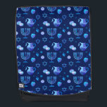 Mochila Hanukkiah Feliz feriado judío en Hanukkah Menorah<br><div class="desc">Símbolo de Hanukkiah. Feliz Fiesta Hanukkah Día feriado judío Patrón Menorah Azul. Decoración de Chanukkah de la festividad judía con el símbolo decorativo tradicional de Chanuka - color azul marino hanukkiah menorah, candelabro con velas, estrella de David y ilustracion de luces brillantes de neón azul. Decoración del evento del Festival...</div>