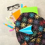 Mochila Impresa Amish Quilt Print Colors Bright Patterter<br><div class="desc">Esta mochila tiene motivos para parecerse a un edredón Amish con un bloque de tejido Ohio Star impreso en rojo,  violeta,  azul,  amarillo,  dorado,  naranja y verde sobre un fondo negro.</div>