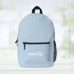 Mochila Impresa Azul moderno personalizado<br><div class="desc">Mochila azul claro personalizada con su nombre de monograma o iniciales en un tipo de letra blanco grande y a la moda.</div>