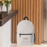 Mochila Impresa Beige nombre de iniciales en monograma moderno<br><div class="desc">Fondo beige,  texto blanco y gris. Personalice y agregue su nombre,  iniciales de monograma y nombre completo.</div>