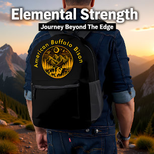 Mochila Impresa Bison Gold Roaming bajo un cielo de montaña ilumin