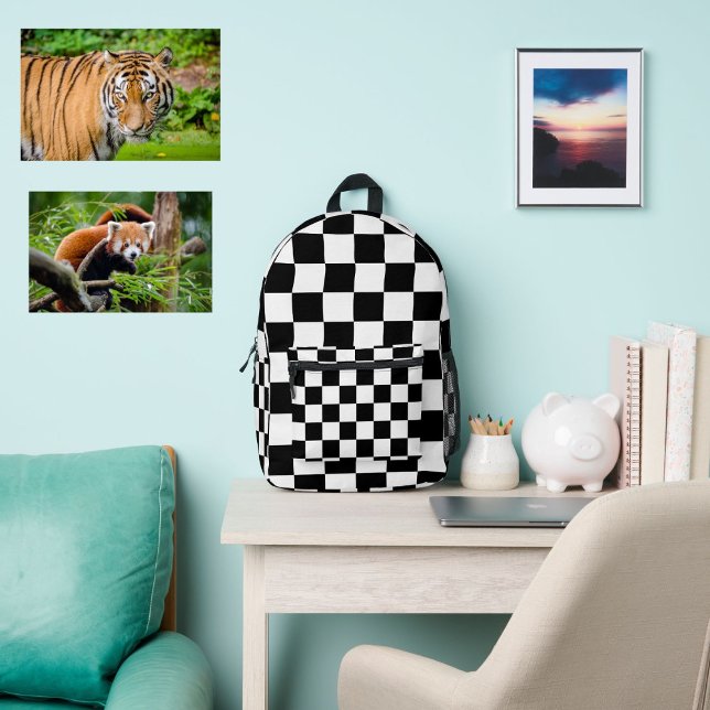 Mochila Impresa Blanco negro de patineta adolescente moderno (Modern and trendy checkered backpack in black and white for teen. Back to school. Cool pattern. Boho)