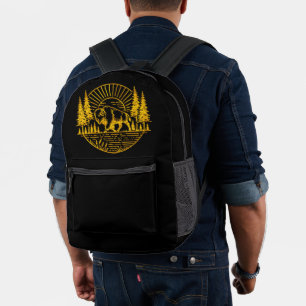 Mochila Impresa Búfalo caminando junto al río al atardecer