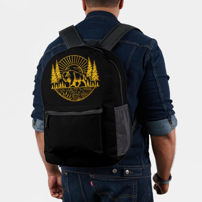 Mochila Impresa Búfalo caminando junto al río al atardecer (Insitu (Modelo))