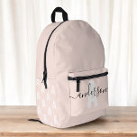 Mochila Impresa Caligrafía Monograma Rubor Rosa<br><div class="desc">Prepárate para la escuela con esta elegante mochila personalizada! Con su nombre en caligrafía caprichosa, superponiendo maravillosamente su monograma en una fuente audaz y moderna, esta mochila combina la practicidad con un toque único. Espacioso y duradero, es perfecto para llevar todos tus artículos esenciales, desde libros de texto hasta cuadernos,...</div>