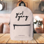 Mochila Impresa Chica Gang | Poder Chica Feminismo moderno Rubor P<br><div class="desc">Simple y elegante diseño de citas de "pandillas chicas" en la moderna tipografía minimalista de escritura en negro sobre fondo bebe rosa para celebrar a las mujeres y el poder chica! Perfectamente versátil para todos los días, una fiesta de soltera o un lindo combo de combinación para madre e hijas,...</div>
