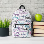 Mochila Impresa Ciudades famosas del mundo personalizadas<br><div class="desc">Patrón elegante compuesto por nombres de ciudades famosas del mundo (Nueva York,  Milán,  Roma,  Barcelona,  Moscú,  París,  Madrid) en blanco y negro elegante.</div>