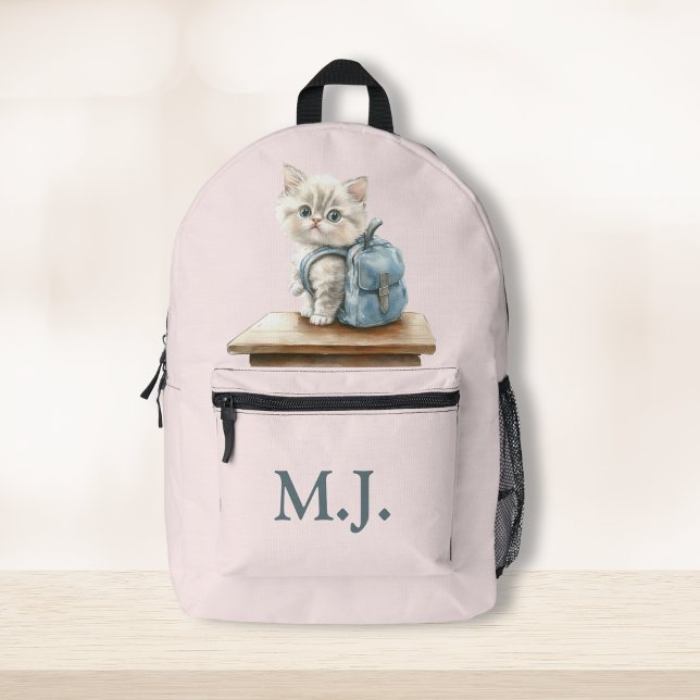 Mochila Impresa Cute Kitten with Backpack Custom Monogram Backpack (Cute Kitten with Backpack Custom Monogram Backpack on wooden table)