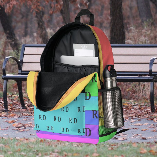 Mochila Impresa Divertido, brillante color de arco iris monogramad (Colorful, monogrammed backpack for any outing.
)