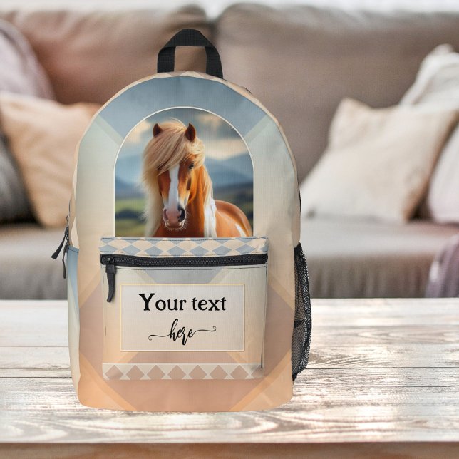 Mochila Impresa El arte moderno del caballo Lover (Backpack featuring a modern design with a painting of a horse on earth and sky tones)