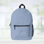 Mochila Impresa Elegante azul personalizado<br><div class="desc">Mochila azul claro minimalista y elegante. Personalice con sus iniciales de monograma en un guión azul oscuro de moda y su nombre en una tipografía blanca moderna y simple.</div>