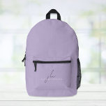 Mochila Impresa Elegante Lavanda Púrpura Personalizada<br><div class="desc">Mochila púrpura de lavanda minimalista y elegante. Personalice con sus iniciales de monograma y nombre en una combinación de un guión de moda morado oscuro y una tipografía blanca moderna y sencilla.</div>