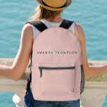 Mochila Impresa Elegante Monograma Moderno Personalizado Con Nombr<br><div class="desc">Presentamos el Monograma Moderno Rosa Rubor Elegante Personalizado con Mochila Impresa Nombre, un accesorio elegante y elegante diseñado para personas modernas. Esta mochila presenta un monograma de moda con un nombre de guión genial, que representa una estética minimalista y limpia. Ideal para empleados, personal y compañeros de trabajo, este bolso...</div>