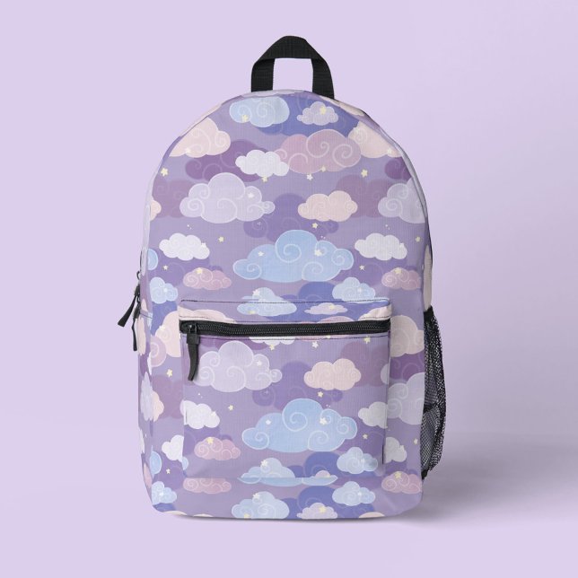 Mochila Impresa Espectacular patrón de nubes pasteles y estrellas (Purple Whimsical Clouds and Sky Backpack)