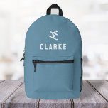 Mochila Impresa Esquí Icono Motif Azul mínimo<br><div class="desc">Un diseño personalizado en un fondo azul con un icono en blanco con motivos de esquí que se puede reemplazar fácilmente subiendo tu propio logo, imagen o motivo! El nombre de monograma personalizado en la tipografía blanca moderna de bloques puede ser reemplazado por su propio nombre o texto personalizado. ¡El...</div>