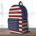 Mochila Impresa Estados Unidos Bandera estadounidense tira de text<br><div class="desc">Mochila muy fresca con un diseño inspirado en la bandera estadounidense de los Estados Unidos de América de Stars and Stripes. Añade fácilmente tu texto personalizado para personalizar. Lo suficientemente espacioso para libros, computadora, equipo deportivo y más - o como una bolsa de viaje o de sueño también. Perfecto para...</div>