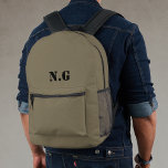 Mochila Impresa Estilo militar de utilidad Verde<br><div class="desc">Una mochila de estilo militar en el marrón verde del ejército con un monograma personalizado inicial en una tipografía de estilo de esténcil utilitario en negro. El regalo o accesorio perfecto para cualquier soldado o personal militar.</div>