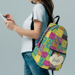 Mochila Impresa Forma de corazón y tejido de trabajo en patchwork<br><div class="desc">Un gráfico en forma de corazón de color crema con un borde falso cosido está listo para ser personalizado con un nombre en escritura azul marino o cursiva. El gráfico del corazón se sitúa sobre un fondo ilustrado de bonito con el aspecto de un tejido de mosaico estilo boho.</div>