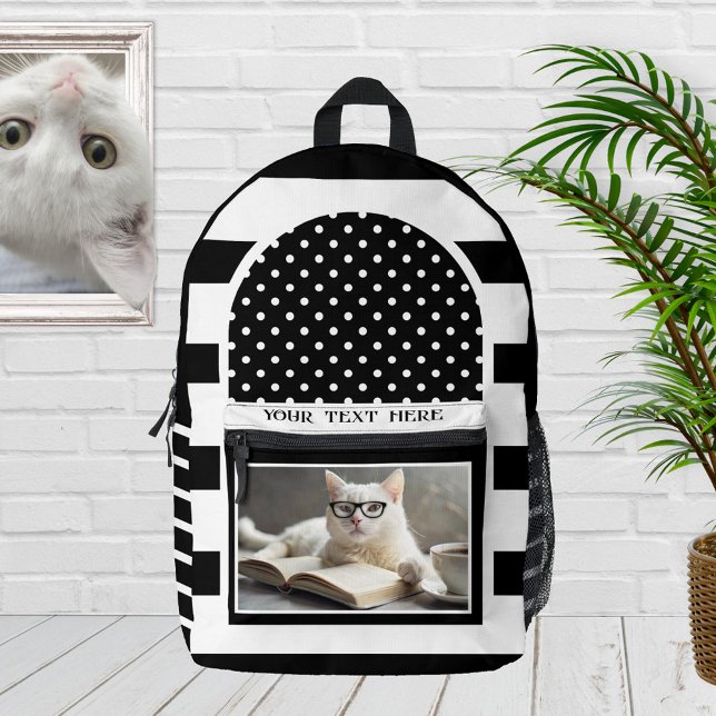 Mochila Impresa Foto de gato retro negro y blanco rayado divertida (Black and white backpack featuring a retro striped design with polka dots and a funny cat photo)