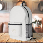 Mochila Impresa Gris dorado monograma | Moderno Minimalista<br><div class="desc">Un diseño sencillo y elegante de monograma personalizado en una tipografía minimalista moderna de oro sobre un elegante fondo gris taupado suave. Las iniciales y el nombre del monograma se pueden personalizar fácilmente junto con la línea de funciones para hacer un diseño tan único como usted. El regalo o accesorio...</div>