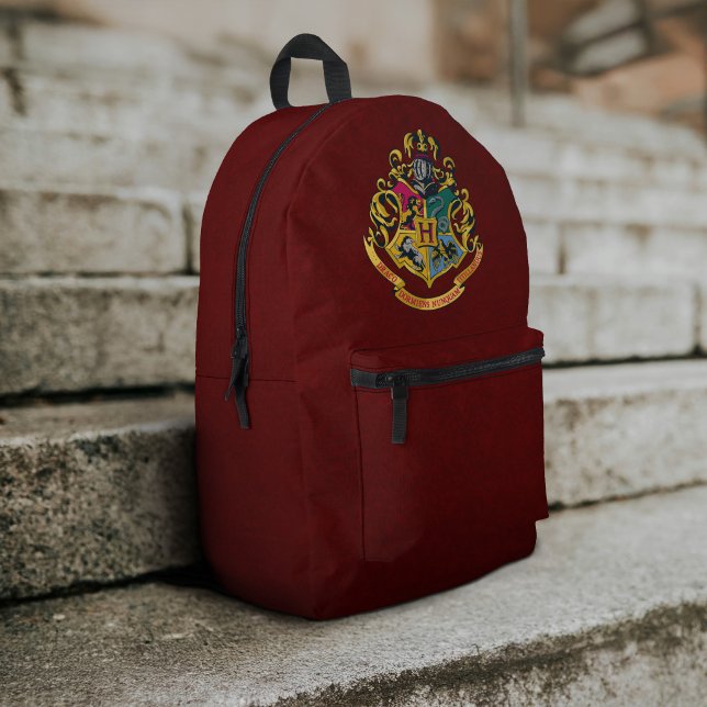 Mochila Impresa Harry Potter | Escudo de Hogwarts - Color Completo (Backpack on steps)