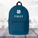 Mochila Impresa Icono de bola de tenis Motif Azul mínimo<br><div class="desc">Un diseño personalizado en un fondo azul marino con un icono en blanco con motivo de una pelota de tenis que puede ser reemplazado fácilmente subiendo tu propio logo, imagen o motivo! El nombre de monograma personalizado en la tipografía blanca moderna de bloques puede ser reemplazado por su propio nombre...</div>