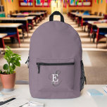 Mochila Impresa Moderna y elegante tipografía en monograma púrpura<br><div class="desc">Un diseño audaz y hermoso de mochila con un diseño elegante de su nombre y monograma con serios clásicos y una tipografía de escritura más ornamentada en una simetría equilibrada. Los tres elementos se mezclan con una sofisticada armonía y crean su propio logotipo de marca personal. Se muestra aquí con...</div>