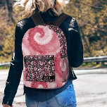 Mochila Impresa Monograma de flores rosadas retro psicodélicas tie<br><div class="desc">Esta mochila groovy incluye un patrón giratorio tiñido en colores rosa brillante. El bolsillo y la parte superior de la mochila tienen un patrón de tintes florales en negro. Añada su monograma personalizado al bolsillo. Es un diseño divertido con una estética retro para los hippies que cavan el ambiente psicodélico...</div>
