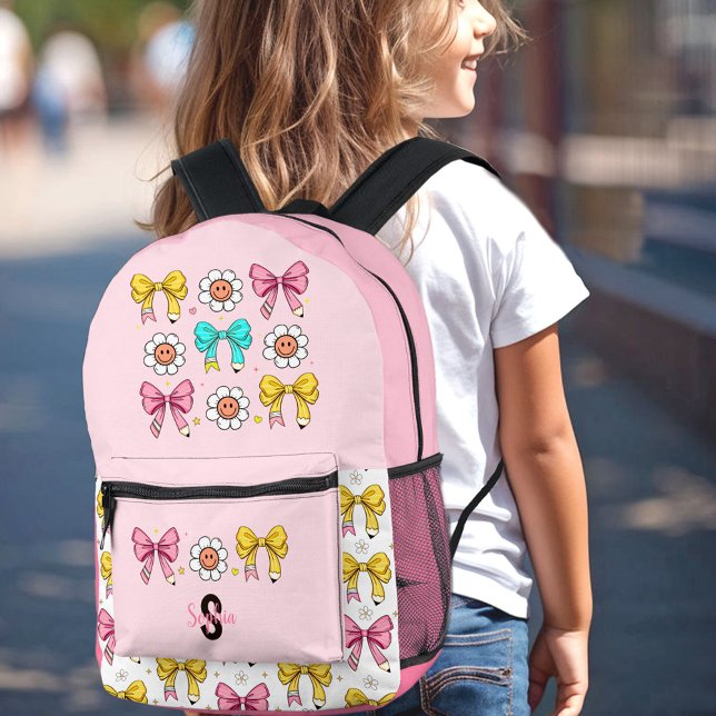 Mochila Impresa Monograma de lápiz de remolque rosado de Chica de  (Coquette School Girl Cute Pink Bow Pencil Monogram Printed Backpack)