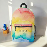 Mochila Impresa Monograma de nubes de arcoiris pastel color de agu<br><div class="desc">Abróchese el día de su hijo con la mochila impresa del monograma de nubes de arcoiris de color pastel de agua. Esta encantadora mochila presenta un hermoso diseño acuarela de arcoiris pastel con nubes esponjosas, personalizable con el monograma de su hijo para un toque personal. Fabricado con materiales duraderos, incluye...</div>