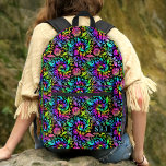 Mochila Impresa Monograma del patrón de flor hippie retro tiedye<br><div class="desc">Esta mochila gruesa incluye un patrón floral de tejas en brillantes tonos rosa, azul, amarillo y verde sobre negro. Añada su monograma personalizado al bolsillo. Es un diseño divertido con una estética retro para los hippies que cavan el ambiente psicodélico y distante de los bohemios de los años 60 y...</div>