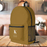 Mochila Impresa Monograma lujoso minimalista elegante con dorado<br><div class="desc">Un diseño vertical minimalista en un estilo elegante con un color de característica dorado y un monograma inicial tipográfico grande. El texto puede ser fácilmente personalizado para un diseño tan único como usted!</div>