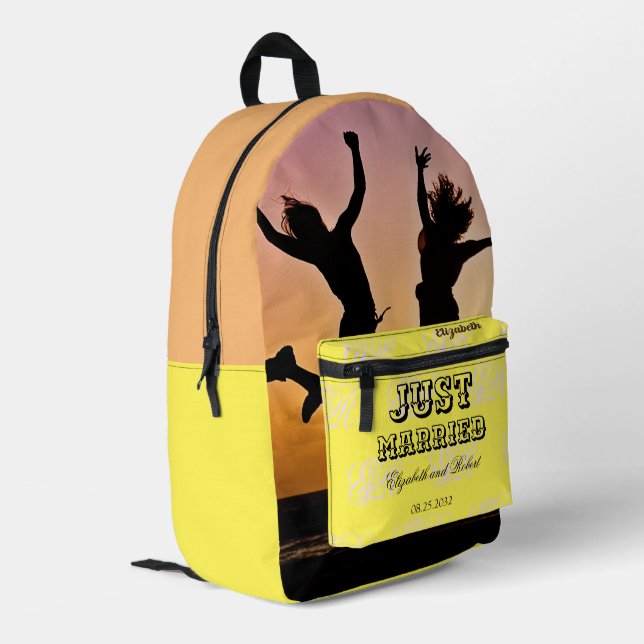 Mochila Impresa Monograma moderno amarillo y negro recién casados  (Esquina izquierda trasera)