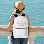 Mochila Impresa Monograma moderno de oro blanco personalizado con<br><div class="desc">Presentamos la Mochila Impresa Monograma Moderno Personalizado con Nombre de Oro Blanco, una moda y un accesorio versátil perfecto para varias ocasiones. Ya sea que estés buscando bolsas para la dama de honor para el día de la boda, bolsas de regalo para la fiesta nupcial o mochilas para personalizados para...</div>