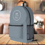 Mochila Impresa Monograma moderno Mínimo Dusky Gris Azul<br><div class="desc">Un diseño sencillo y elegante,  con una tipografía moderna y un color gris oscuro. El texto,  incluido su monograma,  puede ser fácilmente personalizado para hacer un diseño tan único como usted. El diseño a la moda perfecto para uso personal o de negocios.</div>