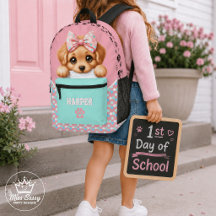 Niña bonita con cachorro comiendo tarea de pastele