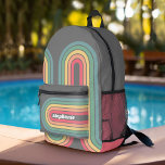 Mochila Impresa Nombre de guión de color arco de línea retro paste<br><div class="desc">Un patrón de arco de línea funky con pasteles - azul, verde, amarillo, naranja y rojo. El diseño retro incluye curvas y líneas en colores gruesos. Añade tu nombre o borra el texto para un divertido diseño retro. El nombre es un tipo de letra de guión moderno en blanco. Si...</div>