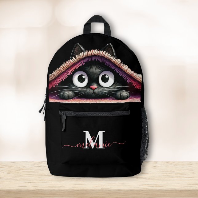 Mochila Impresa Nombre de guión de monograma de Personalizado de g (Lovely Cute Kitten Custom Monogram Script Name Printed Backpack on a wooden table)
