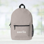 Mochila Impresa Nombre de monograma de tazas modernas mínimas<br><div class="desc">Mochila moderna y minimalista personalizada de boho taupe con su nombre de monograma o sus iniciales en un tipo de letra en negrita.</div>