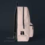 Mochila Impresa Nombre de monograma rosa Rubor negrita moderno<br><div class="desc">Un audaz monograma moderno y una combinación de nombres. Los grandes monogramas audaces se emparejan con una elegante y moderna elección de tipo de letra para su nombre. Crear un diseño que muestre al mundo quién eres.</div>