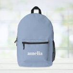 Mochila Impresa Nombre moderno del monograma azul<br><div class="desc">Mochila azul del denim claro personalizada con el nombre del monograma o las iniciales en un tipo de letra blanco llamativo y a la moda.</div>