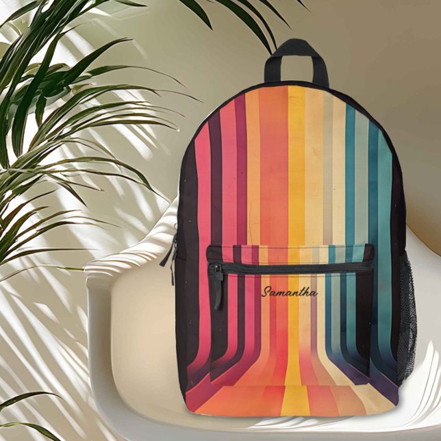 Mochila Impresa Nombre personalizado de rayas retro inspiradas de  (Bring back those vintage vibes with this bold and colorful backpack.)