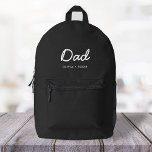 Mochila Impresa Papá moderno | Niños nombra el guión del día del p<br><div class="desc">El personalizado Papá, sencillo y elegante, cita el diseño del arte en una tipografía de escritura manuscrita contemporánea en un estilo minimalista moderno sobre un fondo negro que se puede personalizar fácilmente con el nombre de tu hijo o mensaje personal. ¡El regalo perfecto para tu padre especial en su cumpleaños,...</div>