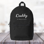 Mochila Impresa Papi | Niños modernos Nombres negros<br><div class="desc">Un diseño de arte sencillo y elegante, escrito a mano por un personalizado de papi, cita el diseño de una tipografía contemporánea de escritura a mano en un estilo minimalista moderno con un fondo negro que se puede personalizar fácilmente con el nombre o mensaje personal de tus hijos. ¡El regalo...</div>