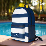 Mochila Impresa Patrón audaz de rayas azules de la Marina moderna<br><div class="desc">Un diseño mínimo con grandes rayas y un lugar para añadir tu nombre. Se incluye un corazón diminuto justo encima del área de monograma. Un diseño audaz pero mínimo con un área opcional para agregar texto.</div>